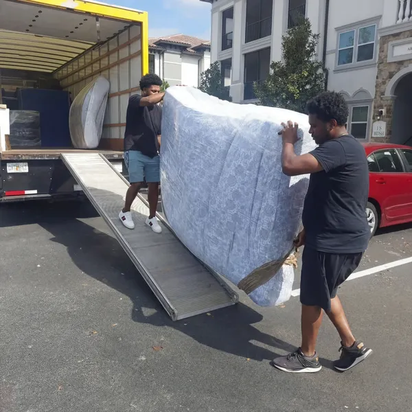 Chargement d'un matelas dans le camion